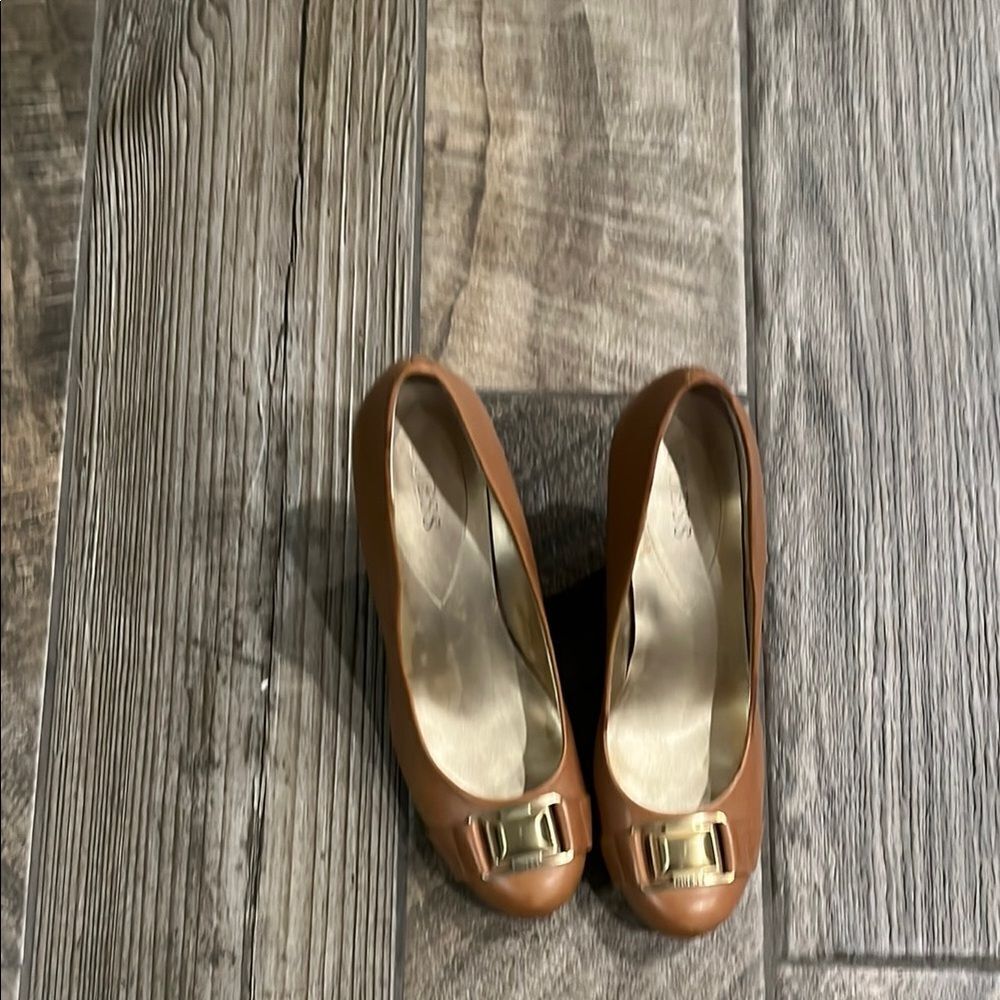 Vintage Guess Tan leather Wedges with Chic ornated emblem on the toe. - Picture 2 of 5